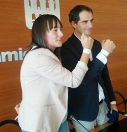 Sainz y Matute muestran las pulseras identificativas