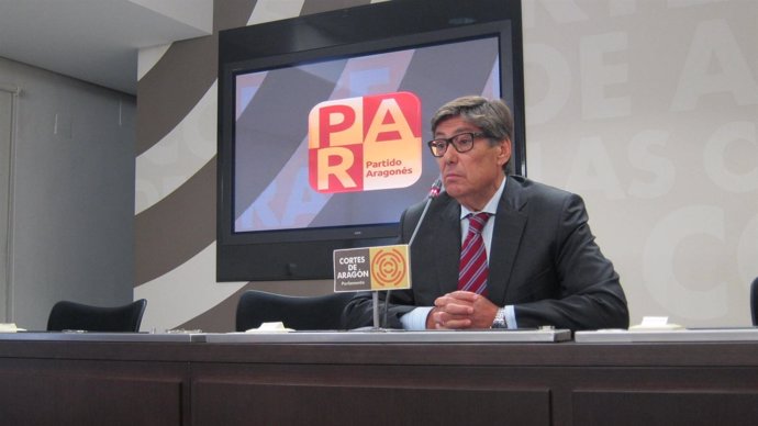 El presidente del PAR, Arturo Aliaga, en rueda de prensa en las Cortes