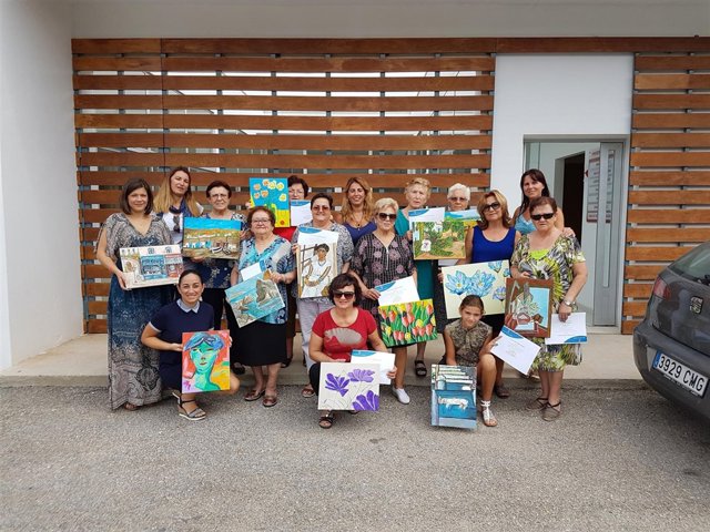 Una veintena de vecinas de Tahal han aprendido a pintar en este taller.