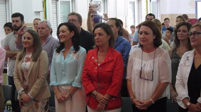 Isabel Ambrosio en el centro de rojo, con Rafi Crespín y Esther Ruiz