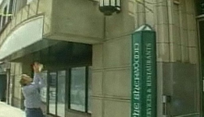 Hombre salvando patos