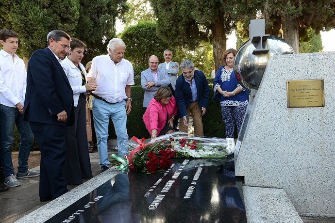 Homenaje a Emilio Herrera en el cementerio de San José