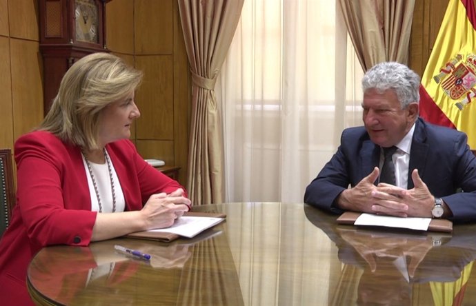 La ministra de Empleo, Fátima Báñez, con el diputado de NC, Pedro Quevedo