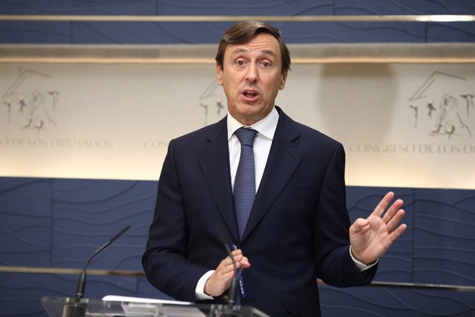 Rafael Hernando en roda de premsa al Congrés