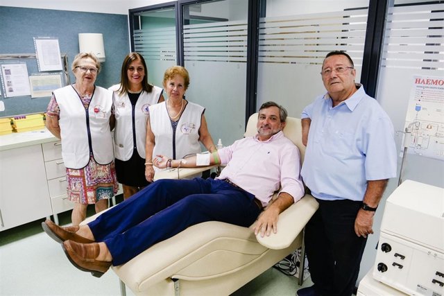 El diputado Ángel Escobar, en la Asociación de Donantes de Sangre.