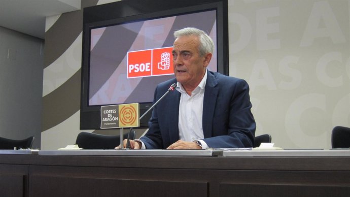 Javier Sada (PSOE) en rueda de prensa hoy en las Cortes