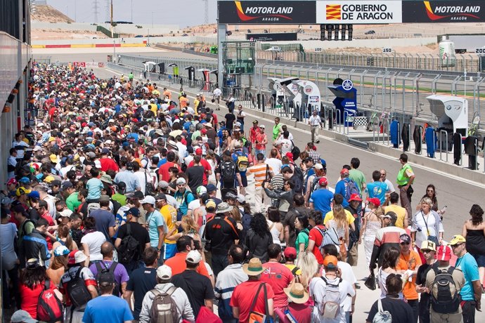 Aficionados En El Paddock Del Circuito De Motorland Aragón