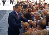 Los conquenses reciben con gran expectación y vítores a los Reyes de España