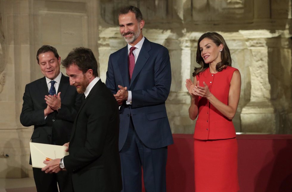 El presentador de televisión Pablo Motos recibe el premio de mano de los Reyes