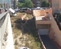 Una furgoneta queda colgando de un puente en Benidorm tras sufrir un accidente