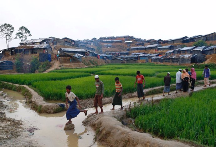 Refugiados rohingya en un campo de Bangladesh