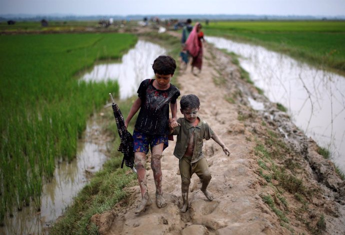 Refugiados rohingya en la frontera entre Bangladesh y Birmania