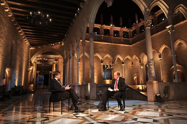 El presidente de la Generalitat Carles Puigdemont, entrevistado en TV3