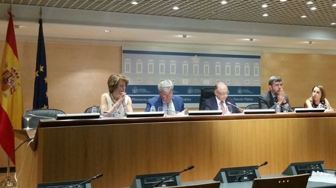 Hacienda: Cristóbal Montoro, Fernández Moya, Alberto Nadal y Elena Collado.