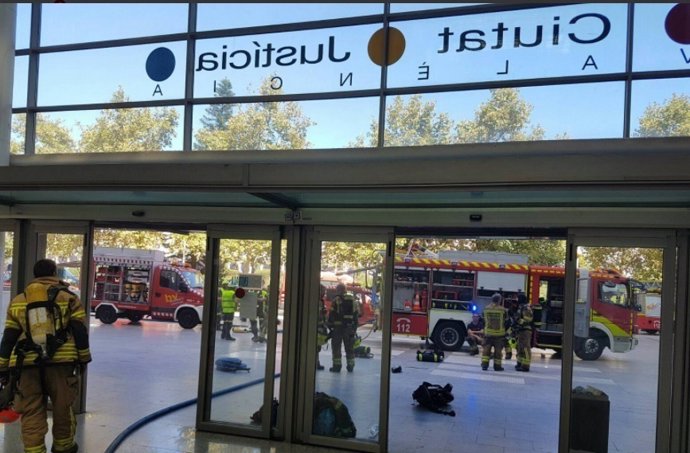 Bomberos en la Ciudad de la Justicia de València