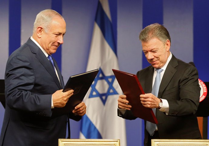 Israeli Prime Minister Benjamin Netanyahu (L) and Colombia's President Juan Manu