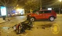 Un motorista grave al chocar contra un turismo en una calle de Burgos