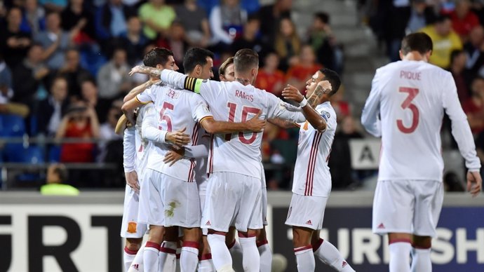 La selecció espanyola celebra un gol a Vaduz