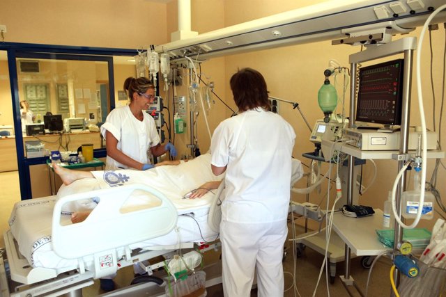 Enfermeras con un paciente en una habitación de hospital