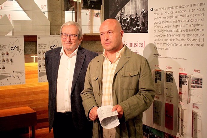 Jesús Bárez (izda) y el director del Maratón José Manuel Aceña.