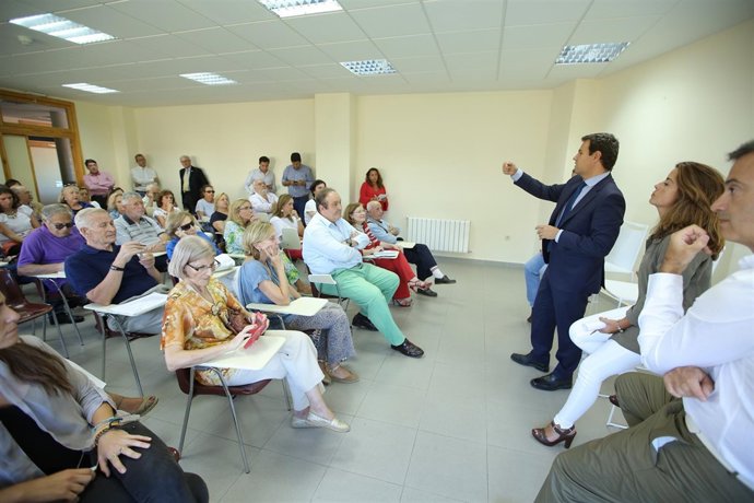 De la Uz  con vecinos de la urbanización Club de Golf 