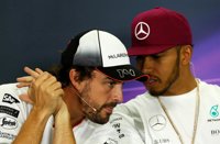 Hamilton: "Espero que Alonso tenga un coche el año que viene para poder luchar con nosotros"
