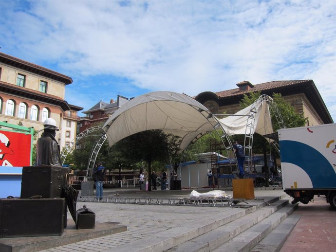 Montaje de uno de los chiringuitos de San Mateo. 