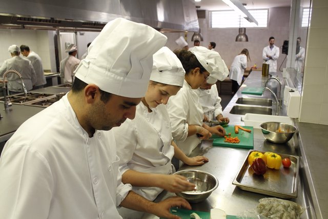 Alumnos con discapacidad intelctual en cursos de cocina de Solidarios Coosur.