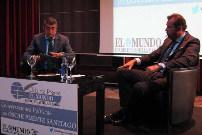 Óscar Puente (dcha), junto al director de El Diario de Valladolid, Pablo R. Lago