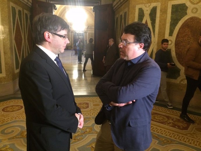 El presidente Carles Puigdemont y Joan Josep Nuet (SïQueEsPot)