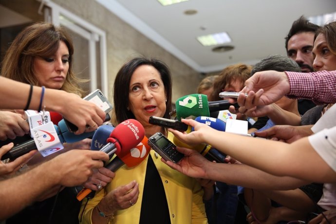 Margarita Robles atiende a los medios tras presentar una proposición de ley