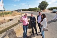 La Diputación de Badajoz participará en el soterramiento del canal de riego en un paseo de Valdelacalzada