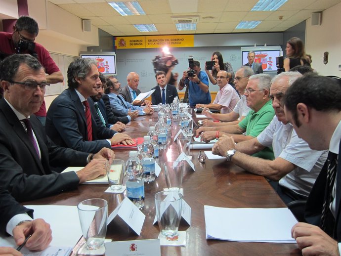 Imagen de la reunión entre el ministro y los miembros de la Plataforma