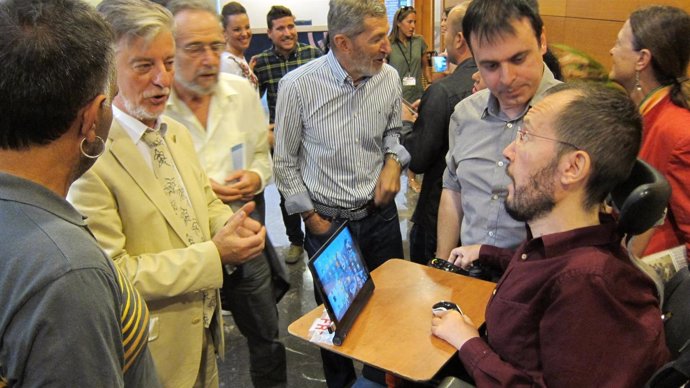 El alcalde de Zaragoza, Pedro Santisteve, habla con Echenique en las Cortes 