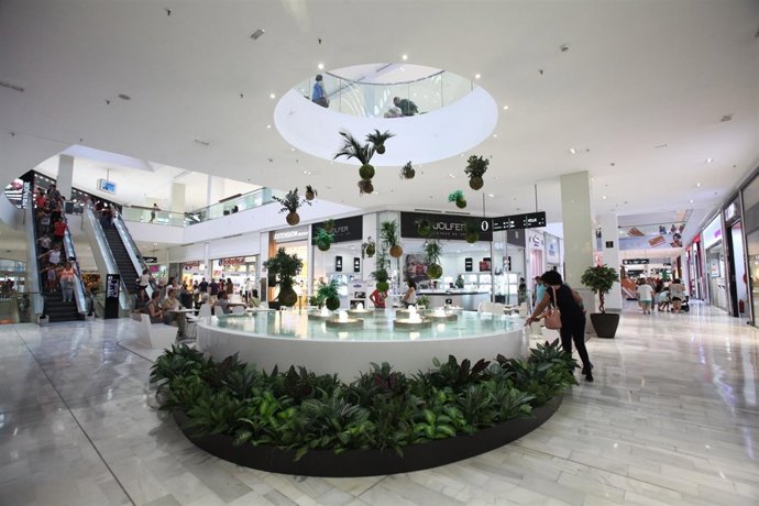Interior del centro comercial Los Arcos
