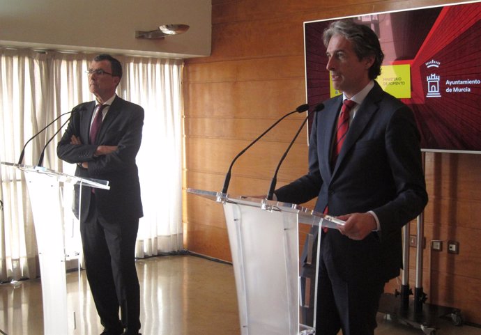 Iñigo de la Serna, ministro Fomento, y José Ballesta en Ayuntamiento de Murcia  