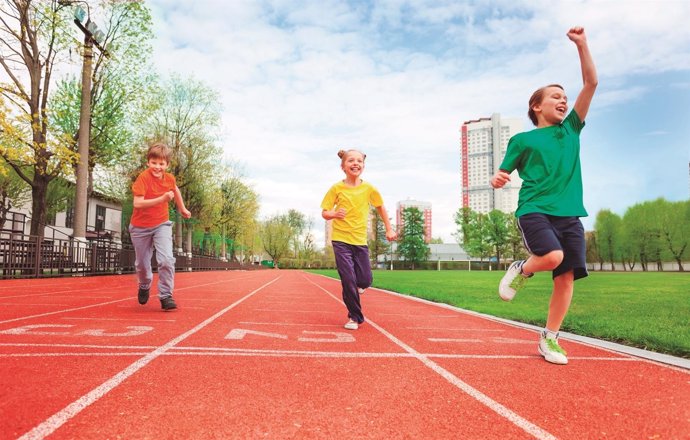 Niños corriendo. Maratón de niños. Menores haciendo ejercicio, deporte.