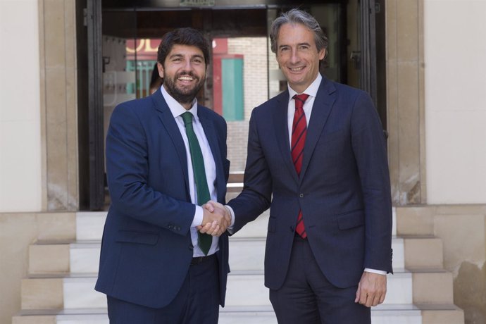 López Miras estrecha la mano del ministro de Fomento