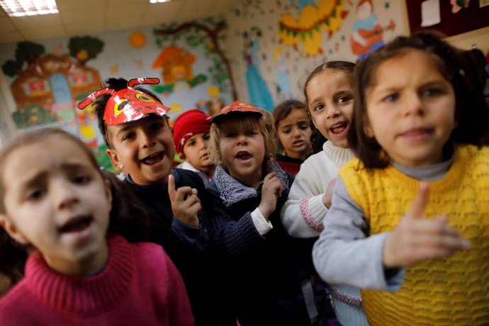Niños refugiados sirios en una escuela en un campo turco