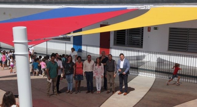 Esther Ruiz (dcha.) visita el CEIP Teresa Comino de Villafranca de Córdoba