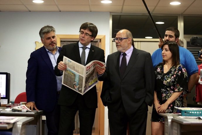 El pte.C.Puigdemont visita el semanario 'El Vallenc'