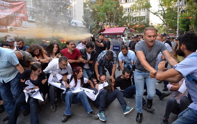 La Policía turca aplaca una manifestación en defensa de dos profesores detenidos