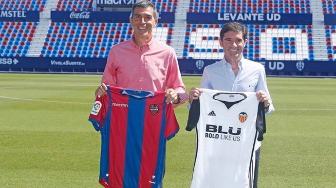 Muñiz y Marcelino posan antes del derbi