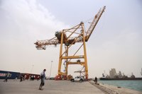 Los huthis avisan a Arabia Saudí de que atacarán sus petroleros si bombardea el puerto de Hodeida