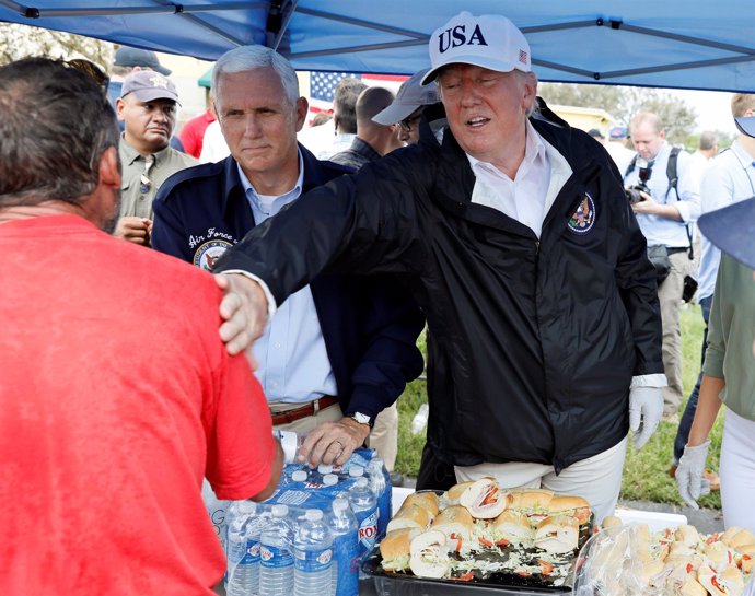 Donald Trump reparte ayuda a los afectados por 'Irma'