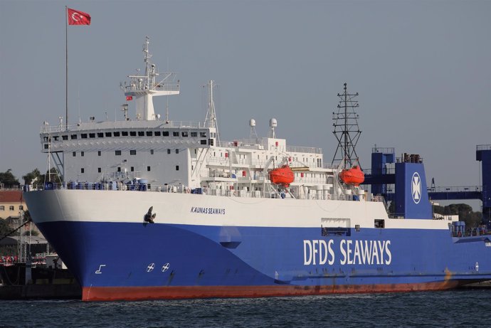 Ferri danés de DFDS donde son retenidos los inmigrantes