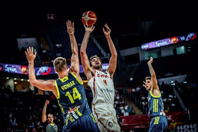 Pau Gasol intenta lanzar ante Vidmar