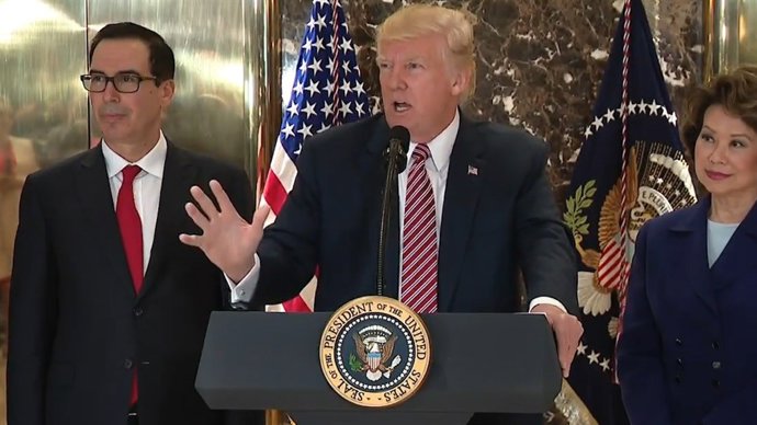 Trump culpa a los dos bandos por lo de Charlottesville