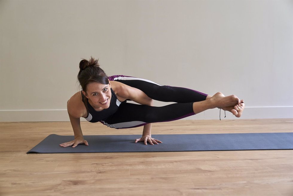 MUJER HACIENDO YOGA