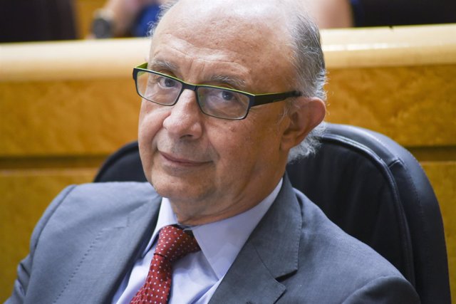 Cristóbal Montoro en la sesión de control al Gobierno en el Senado